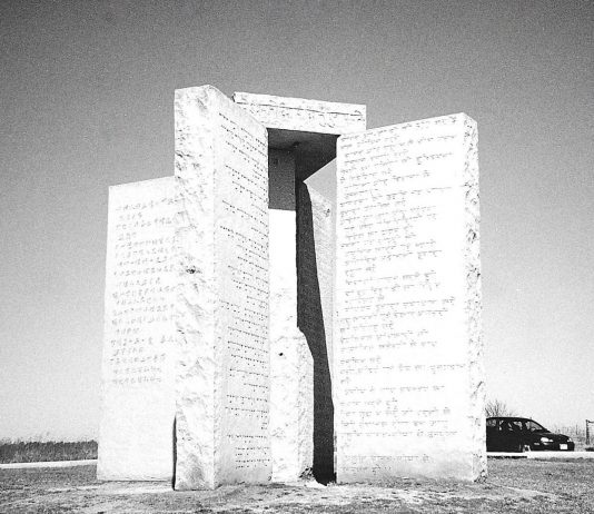 El misterioso monumento, de constructor desconocido, con inquietantes mensajes post apocalípticos El misterioso monumento con inquietantes mensajes postapocalípticos