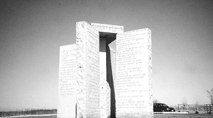 El misterioso monumento con inquietantes mensajes postapocalípticos