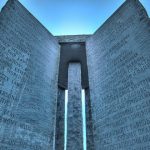 El misterioso monumento, de constructor desconocido, con inquietantes mensajes post apocalípticos