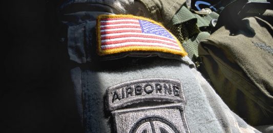 ¿Por qué la bandera de los Estados Unidos está al revés en los uniformes militares? ¿Por qué la bandera de EE.UU. está al revés en los uniformes militares?