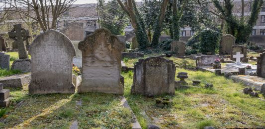 Estos famosos fueron enterrados en tumbas sin nombre. Muy pocos o nadie saben dónde están realmente Estos famosos fueron enterrados en tumbas sin nombre. Muy pocos o nadie sabe dónde están realmente