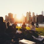 Las personas populares viven más años, según científicos