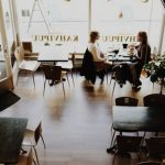 analizando la personalidad de los demás, dos personas