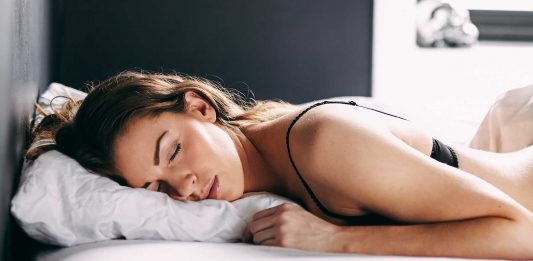 El clean sleeping, la práctica detrás de la belleza de actrices de Hollywood