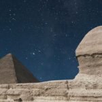 pirámide, esfinge, estrellas