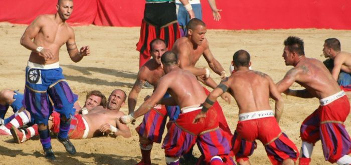 El violento deporte florentino que inspiró el fútbol moderno