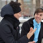 Qué lenguaje no verbal deberías usar para gustar más