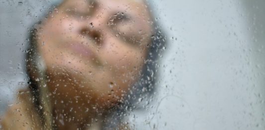 ¿Sueles dormir con el cabello húmedo Podría afectar tu salud (2)