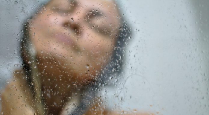 ¿Sueles dormir con el cabello húmedo Podría afectar tu salud (2)