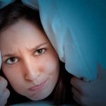 ¿No duermes bien cuando viajas? Tú cerebro actúa como el del delfín