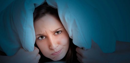 ¿No duermes bien cuando viajas? Tú cerebro actúa como el del delfín