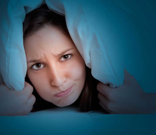 ¿No duermes bien cuando viajas? Tú cerebro actúa como el del delfín