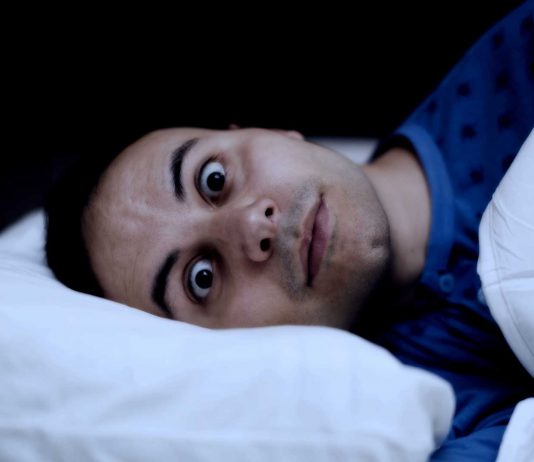 Razones por las que podrías estar despertando en medio de la noche