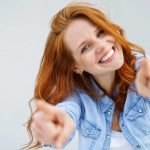 ¿Qué lenguaje no verbal deberías usar para gustar más?