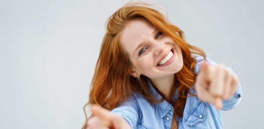 ¿Qué lenguaje no verbal deberías usar para gustar más?