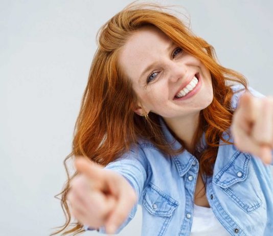 ¿Qué lenguaje no verbal deberías usar para gustar más?