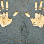 sobre J.K. Rowling, huellas, manos
