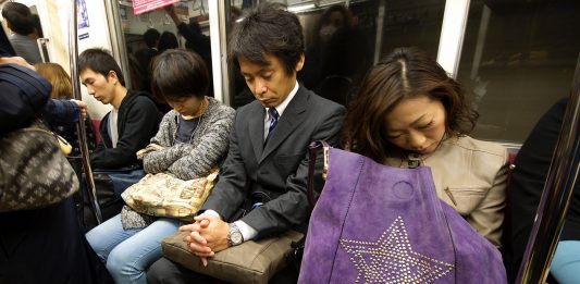 Inemuri, la peculiar forma de descansar de los japoneses