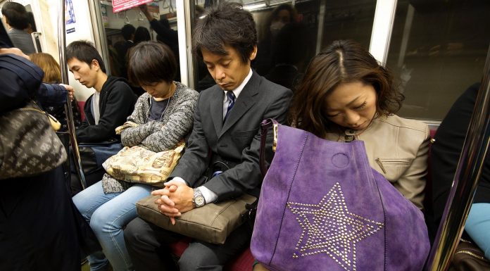 Inemuri, la peculiar forma de descansar de los japoneses