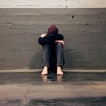 joven triste, mitos sobre el suicidio