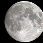 por que la luna cambia de color