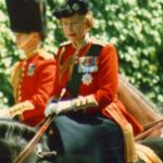 Reina Isabel II montando a caballo