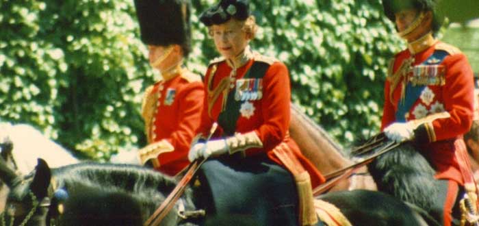 Reina Isabel II montando a caballo
