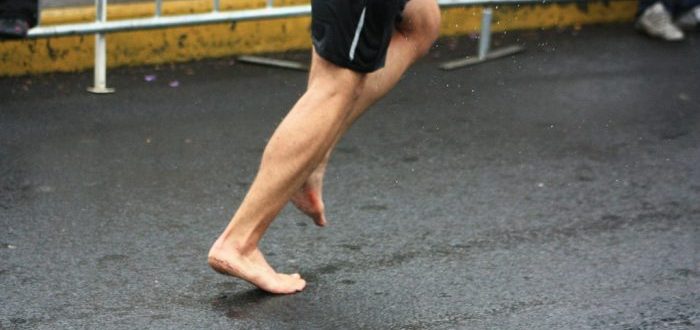 Correr descalzo, una antigua tradición indígena que sigue presente