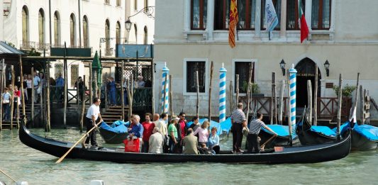 La historia de las icónicas góndolas de Venecia La historia de las icónicas góndolas de Venecia