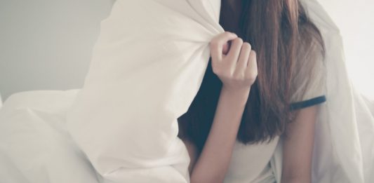 La verdadera razón por la que algunos dormimos con sábana todo el año