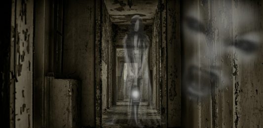 Todos los hombres de esta aldea india huyeron por un fantasma que los odia