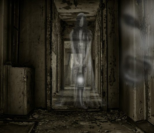 Todos los hombres de esta aldea india huyeron por un fantasma que los odia