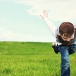 niño, jugando con amigo imaginario