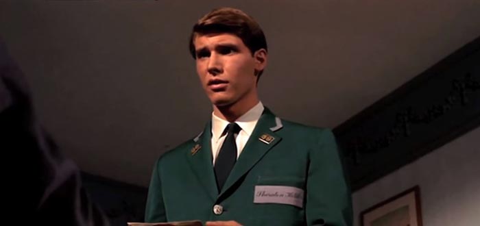 Harrison Ford como botones en "Dead Heat on a Merry-Go-Round" (1966)
