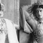 Sobre Mata Hari, Mata Hari fotografía posando vestida para sus bailes exóticos