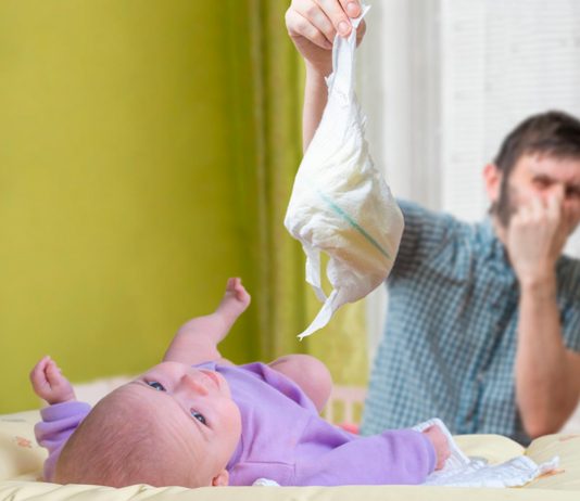 ¿Por qué las heces de bebé huelen tan fuerte?