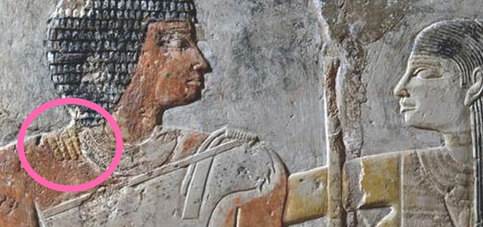 La historia de amor del antiguo Egipto de la sacerdotisa y el cantante
