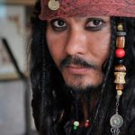 Hombre con un disfraz de pirata tipo Capitán Jack Sparrow