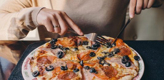 ¿Sueles cenar tarde? Descubre por qué no es bueno