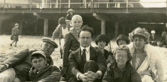 Aunque pareciera que fueron polos opuestos, Harry Houdini y Sir Arthur Conan Doyle encontraron suficiente en común para cultivar una extraordinaria amistad.