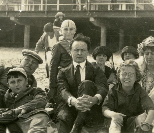 La inusual amistad entre Houdini y Sir Arthur Conan Doyle Aunque pareciera que fueron polos opuestos, Harry Houdini y Sir Arthur Conan Doyle encontraron suficiente en común para cultivar una extraordinaria amistad.