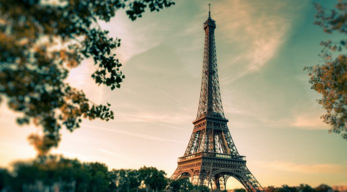 ¿Por qué es ilegal tomar fotos de la Torre Eiffel de noche?
