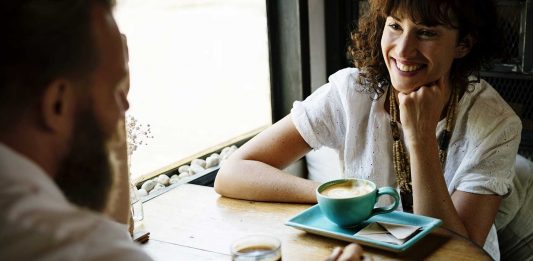 Por qué necesitamos romper el contacto visual cuando conversamos