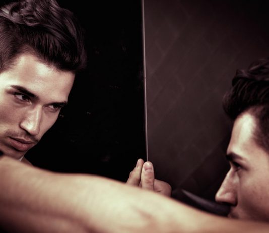 7 brutales INDICADORES de que tu pareja es un narcisista