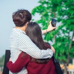 Curiosidades de Corea del Sur, pareja tomándose un selfie con el móvil