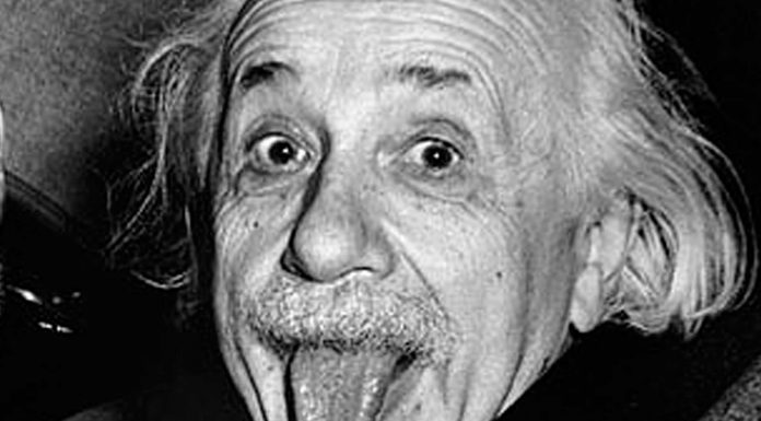 La historia detrás de la famosa foto de Einstein sacando la lengua