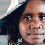 curiosidades de Oceanía, joven aborigen australiana