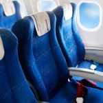 ¿Por qué los asientos de los aviones son azules? Esta y más respuestas sobre ellos