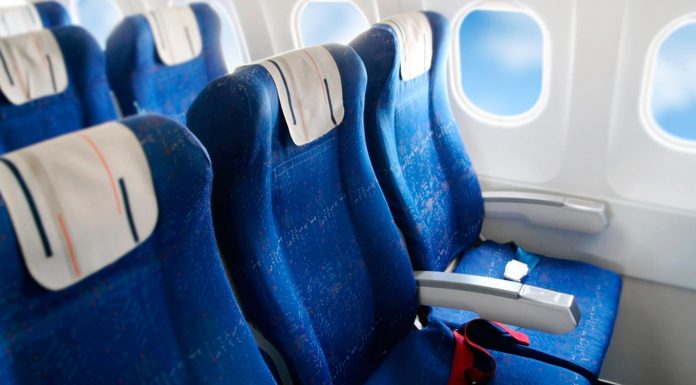¿Por qué los asientos de los aviones son azules? Esta y más respuestas sobre ellos