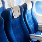 ¿Por qué los asientos de los aviones son azules? Esta y más respuestas sobre ellos